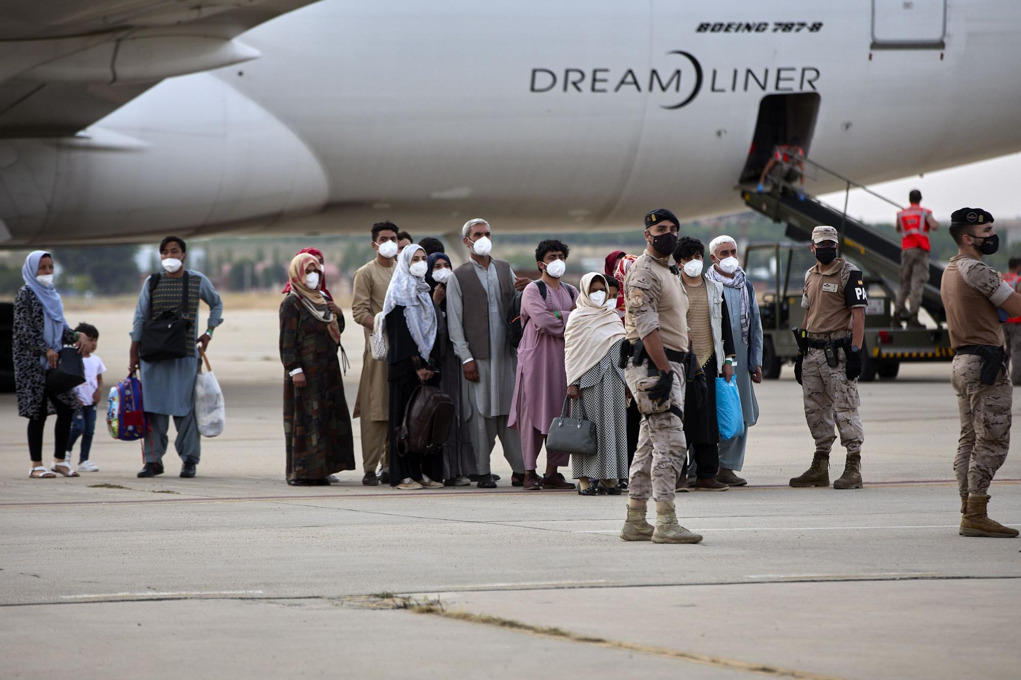 Un grupo de refugiados afganos a su llegada a la base de Torrejón de Ardoz el pasado agosto