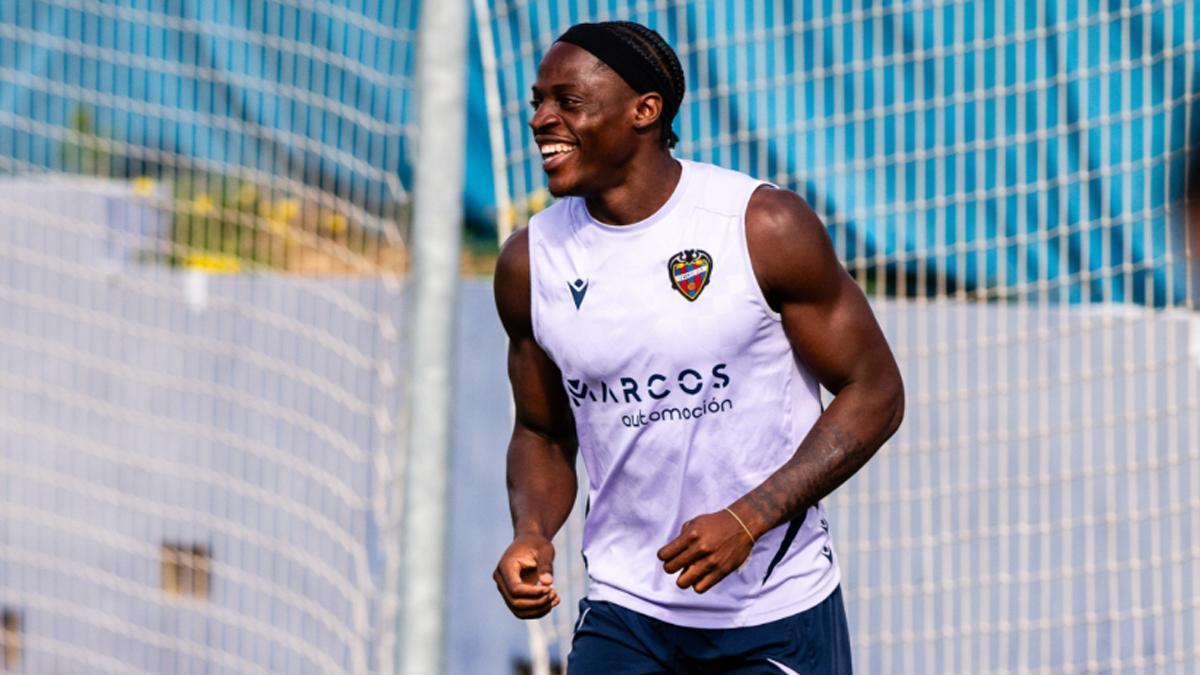 Etta Eyong: "Cuando era niño veía los partidos de Eto'o en el Barcelona"