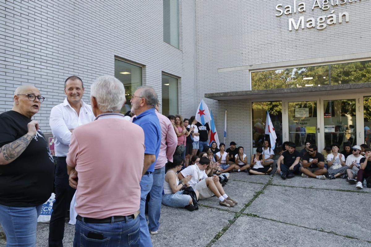 Decenas de jóvenes entran en el Centro Sociocultural de Santa Marta para impedir el acto de Vox en Santiago