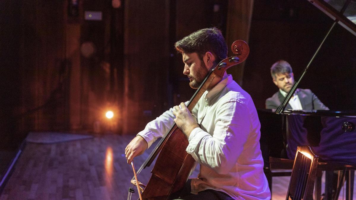 Javier López Escalona y Elio Coria durante un concierto.