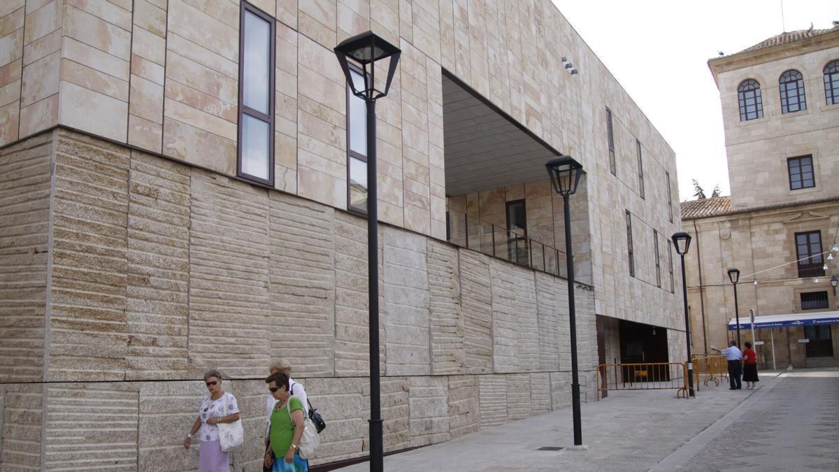 DIPUTACION NUEVO EDIFICIO DE LAS ARCADAS EN LA PLAZA DE VIRIATO VARIAS PERSONAS PASEAN DELENTE
