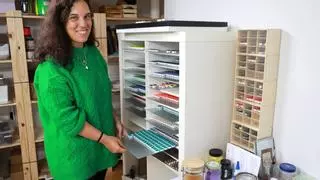 La artista tras la paleta de color de acuarelas