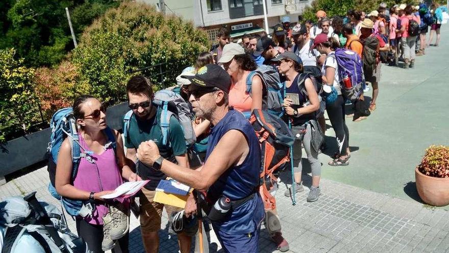 Peregrinos hacen cola a la entrada del albergue de Pontevedra. // Rafa Vázquez