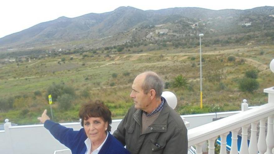 Juan Antonio Quintana y Ana María Naumann, desde la casa de la presidenta vecinal, con la finca de Rojas-Santa Tecla al fondo.