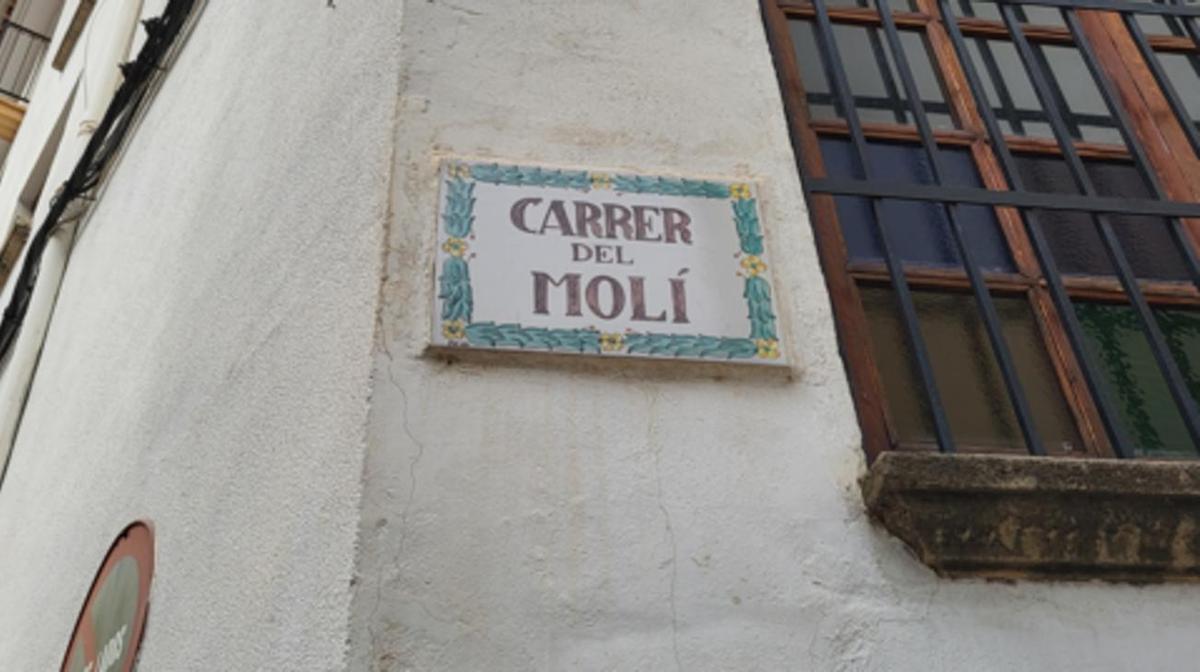 Una calle de Oliva rotulada con una placa en buenas condiciones
