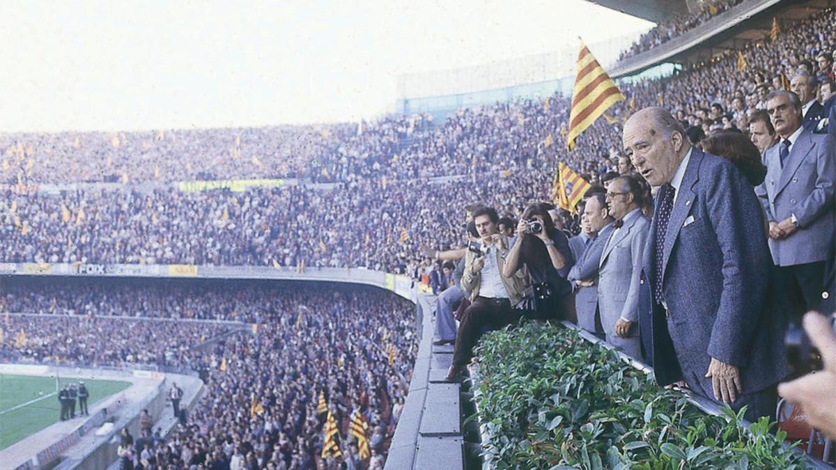 Momento en el que el presidente de la Generalitat de Catalunya, Josep Tarradellas, salió al palco del Camp Nou