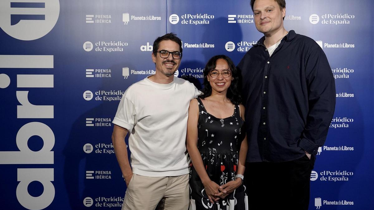 Albert Puigdueta, editor de Random House, y los escritores, Brenda Navarro y Garth Greenwell.