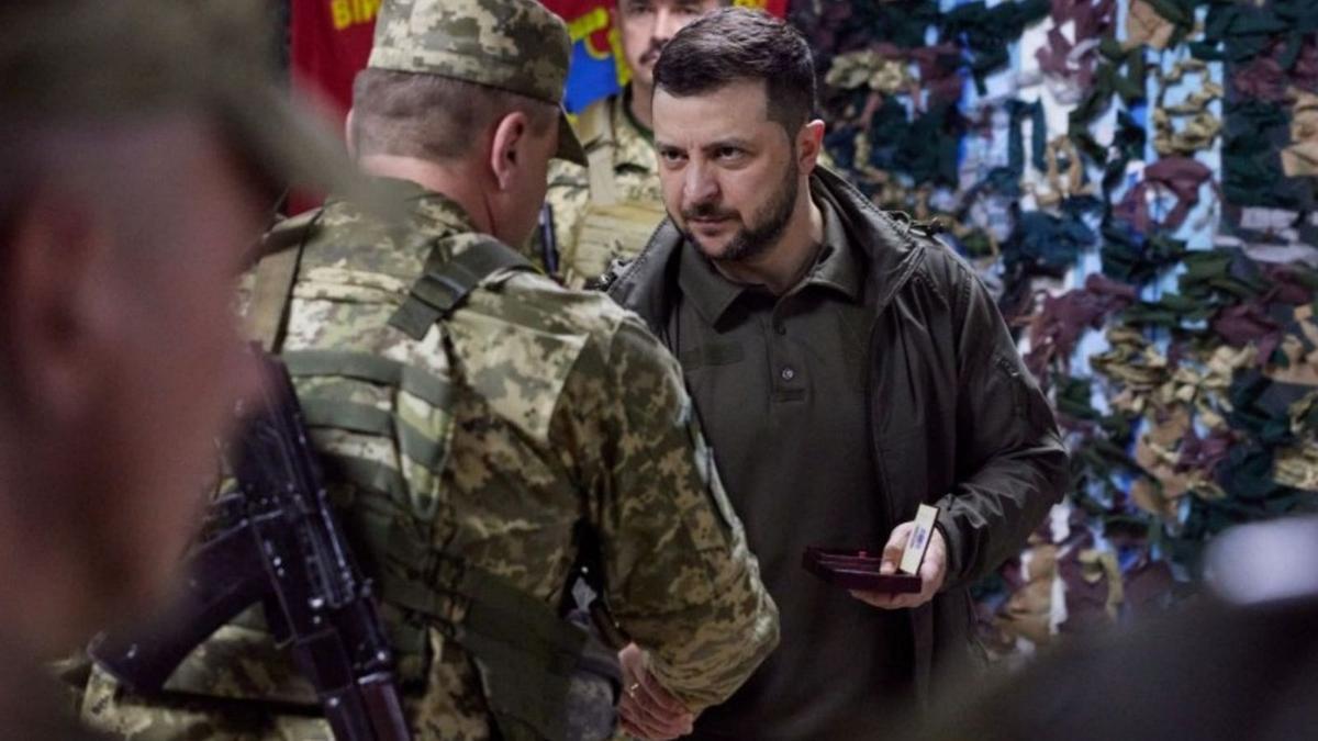 El president d’Ucraïna, Volodímir Zelenski, saludant un militar en el front oriental | EUROPA PRESS