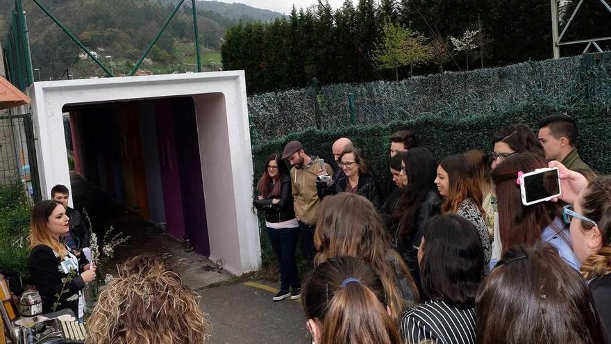 Las alumnas, a la entrada del túnel.