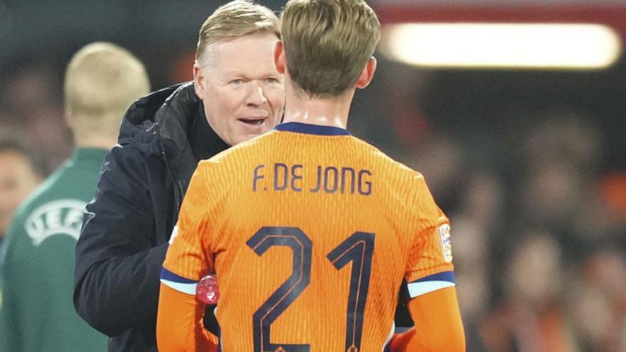 Koeman habla con De Jong, el pasado jueves. | EFE