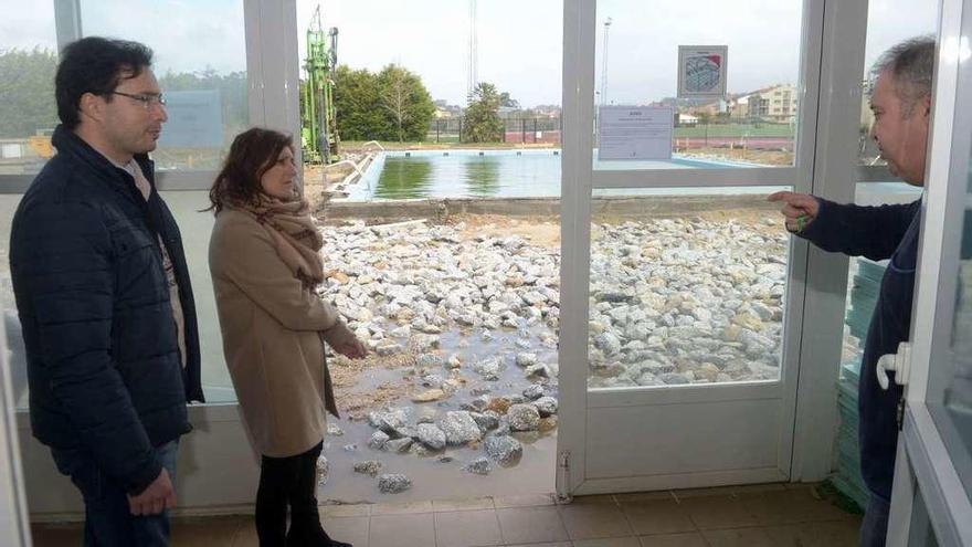 José Ramón Abal (izquierda) y Fátima Abal, en una reciente visita a las obras de la piscina. // Noé Parga