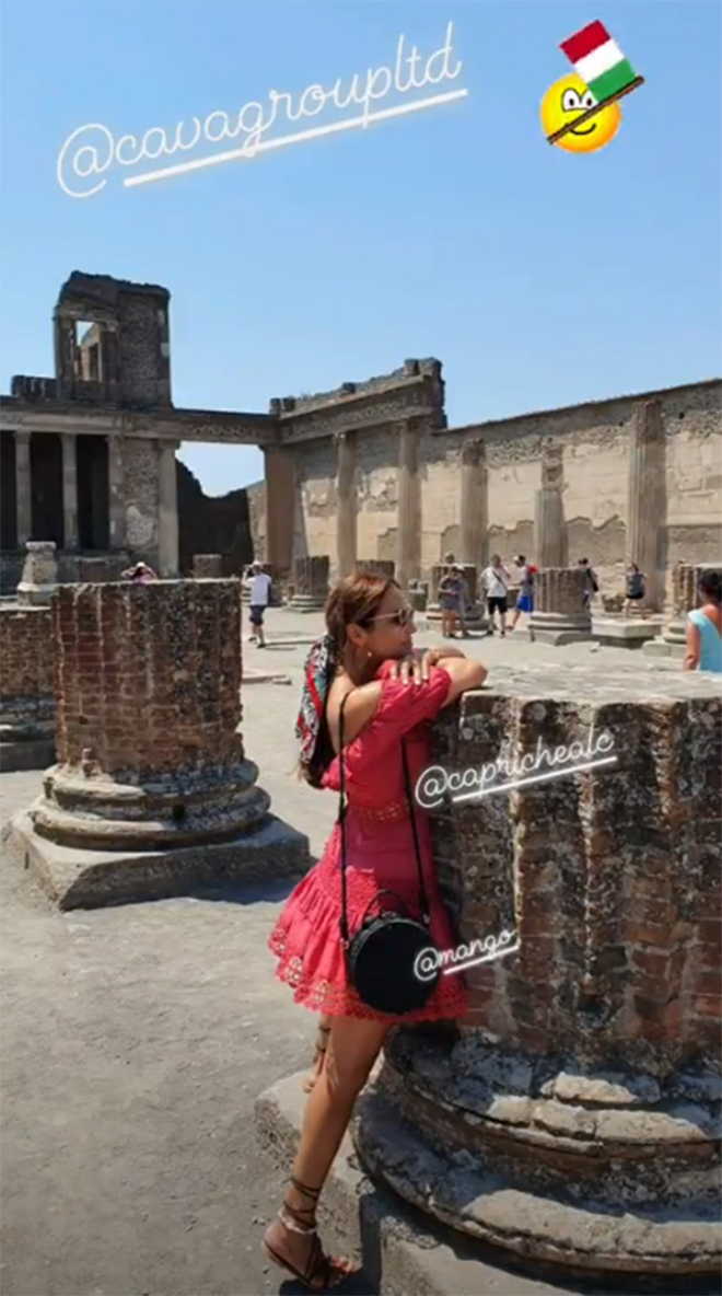 Paula Echevarría en Pompeya con vestido rojo