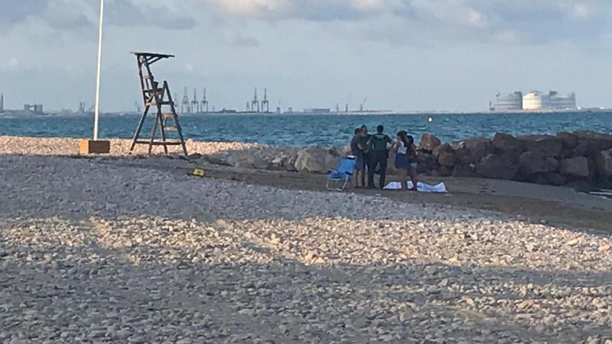 Agentes de la Guardia Civil custodian el cadáver.