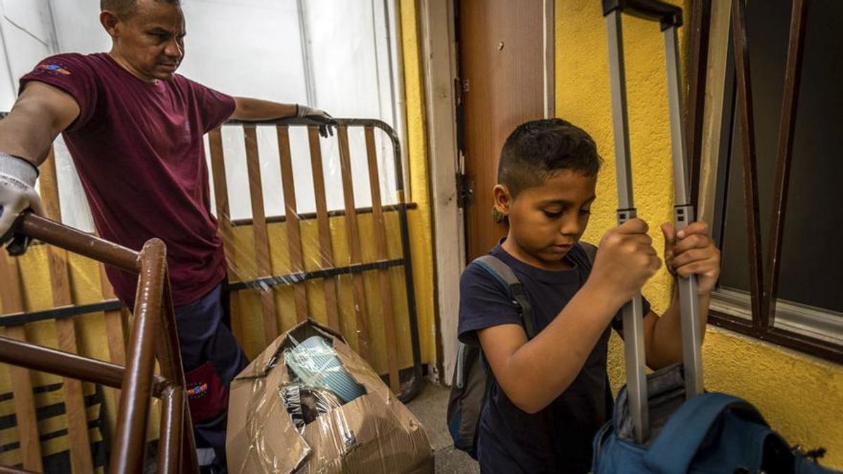 Thiago, de 9 años, participa en la mudanza de la casa tras el desahucio.