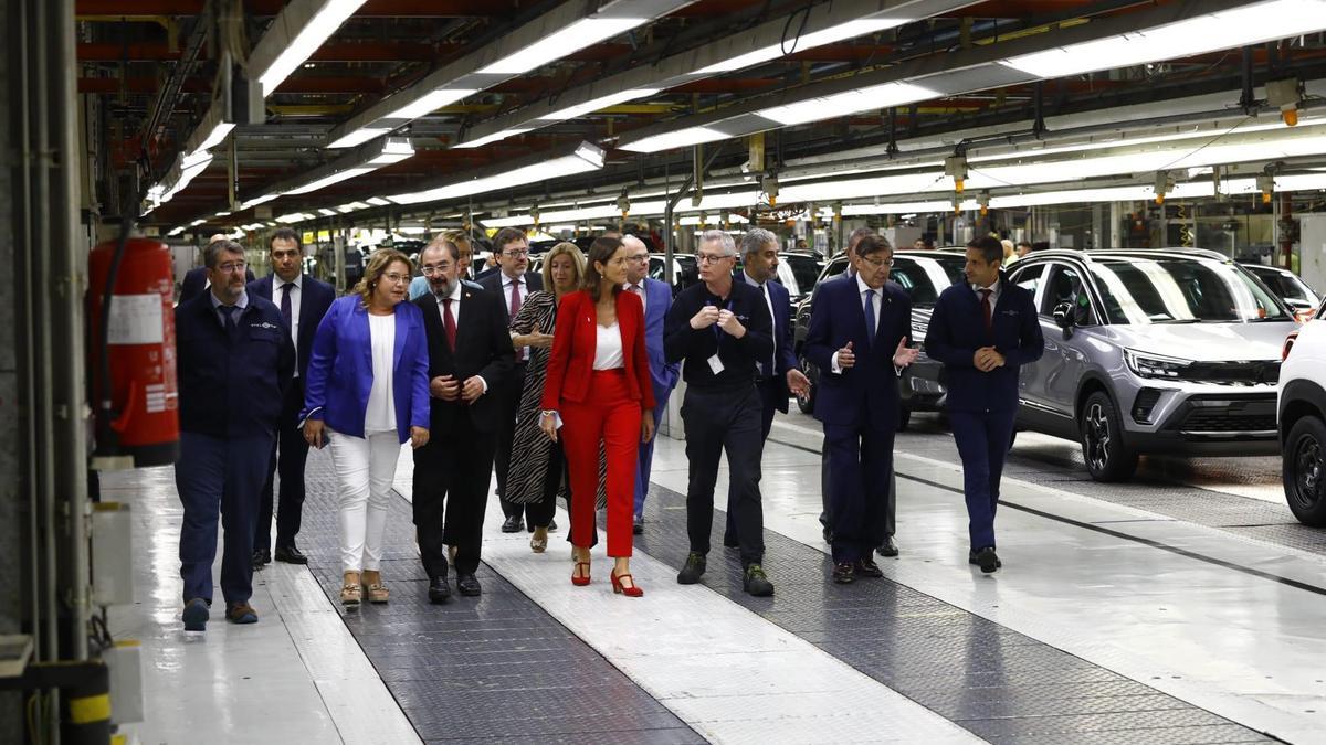 La ministra Maroto en su última visita la fábrica de Stellantis en Zaragoza