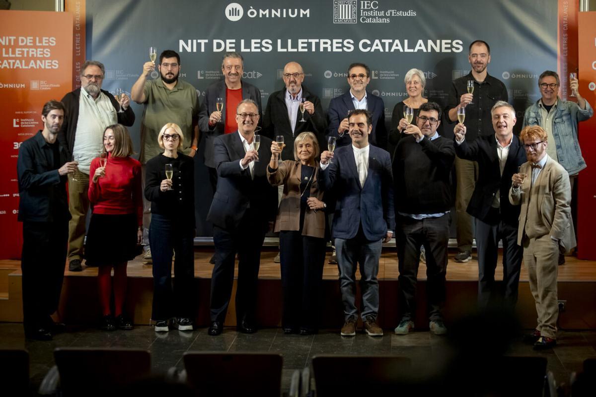 Foto de família de la presentació de la primera Nit de les Lletres Catalanes el mes de novembre passat