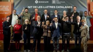 Foto de familia de la presentación de la primera Nit de les Lletres Catalanes
