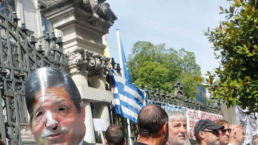 Protesta de la Asamblea de Trabajadores ante la Junta, el viernes.