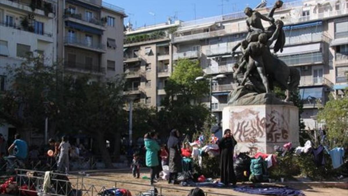 1. Unos 2.500 refugiados aguardan para embarcar enun ferry que les llevará desde Lesbos a Atenas, donde podrán continuar hacia el norte. 2. La plaza Victoria, en Atenas, es uno de los puntos más frecuentados por los refugiados durante