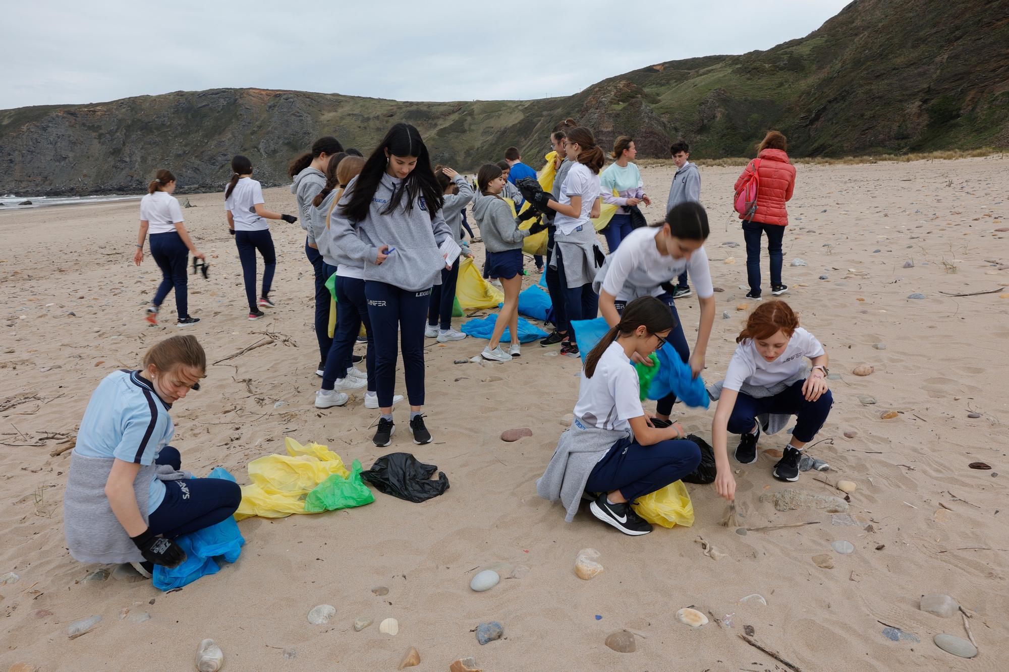 EN IMÁGENES: alumnos del colegio San Fernando limpian la playa de Xagó