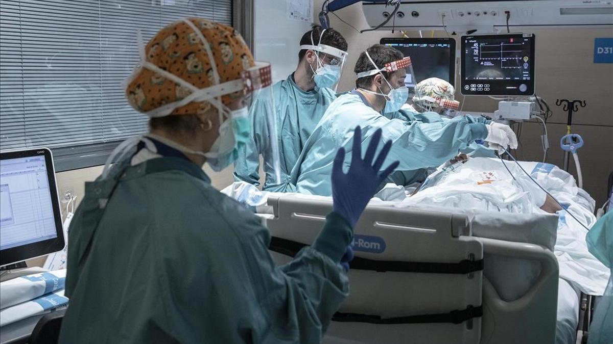 Barcelona 06 04 2021 Pacientes ingresados por covid en la UCI unidad de cuidados intensivos del Hospital de la Vall d Hebron En la foto un paciente que acaba de ingresar en la UCI  el tercer ingreso del dia Foto de Ferran Nadeu