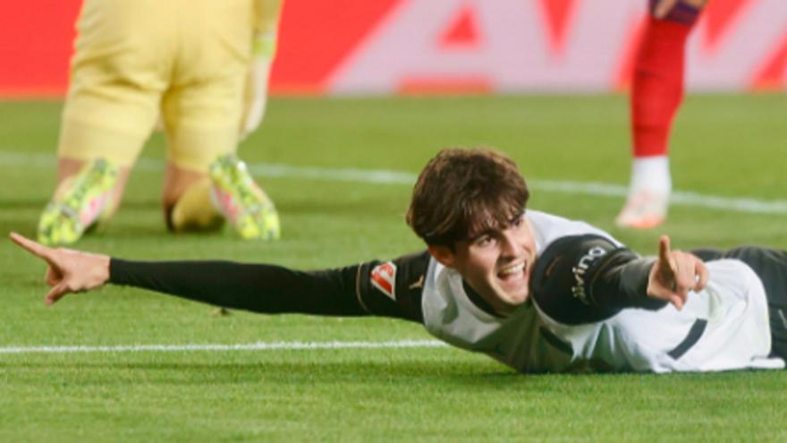 Javi Guerra desata la locura en Mestalla