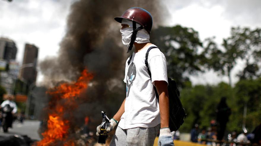 Un joven protesta en el día del &quot;paro cívico&quot; en Venezuela.