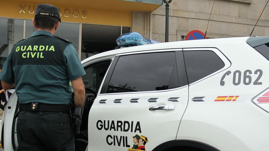 Patrulla de la Guardia Civil en el paso a disposición judicial del detenido. // G.C.