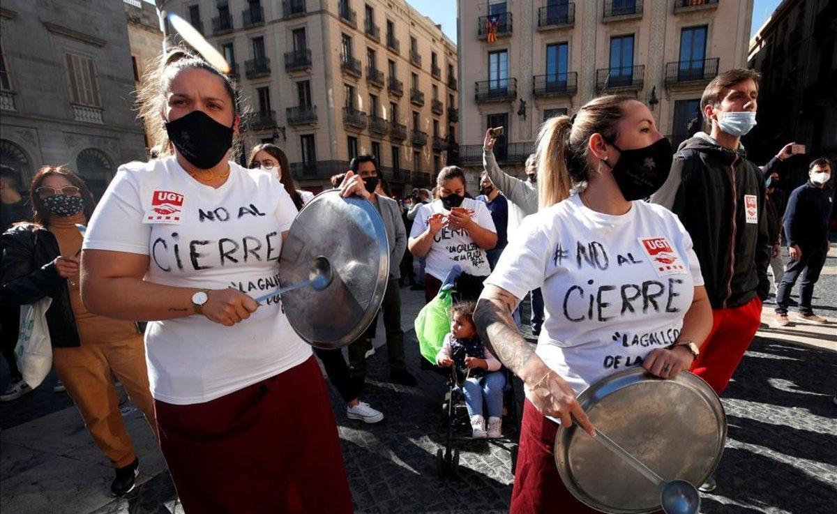 Manifestantes contra la orden de la Generalitat que cierra bares y restaurantes durante 15 días en Catalunya.