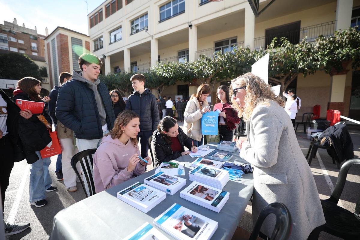 Los alumnos pudieron conocer la oferta de varias universidades.