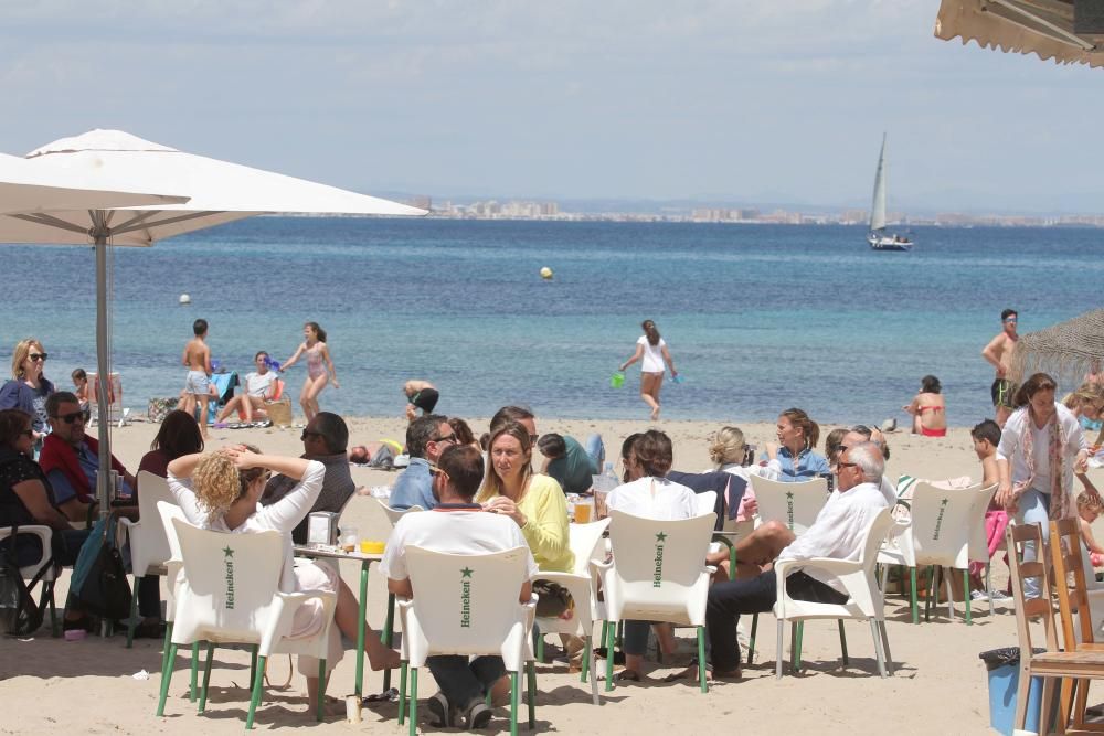 Turistas y locales disfrutan de un día de playa