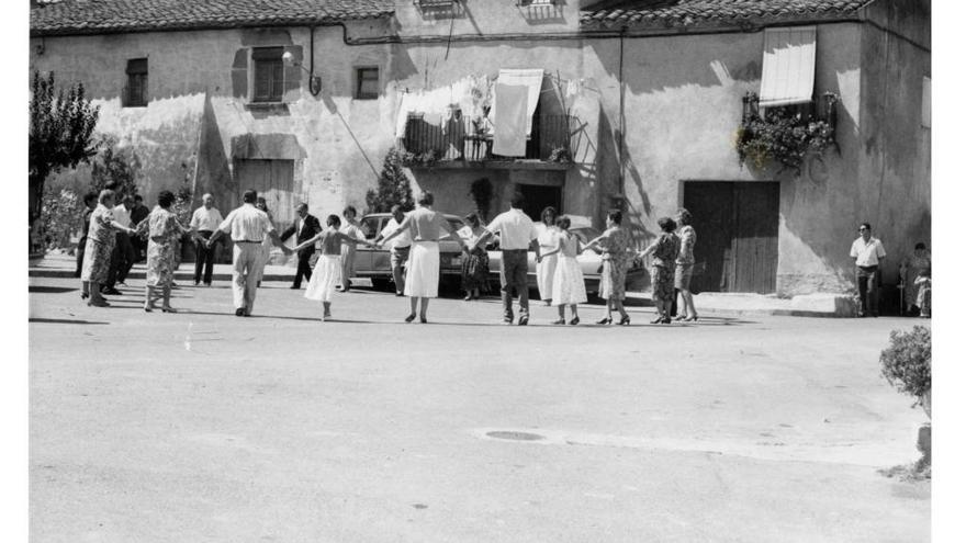 Fotografia de fa uns quants anys de vilamallencs ballant sardanes