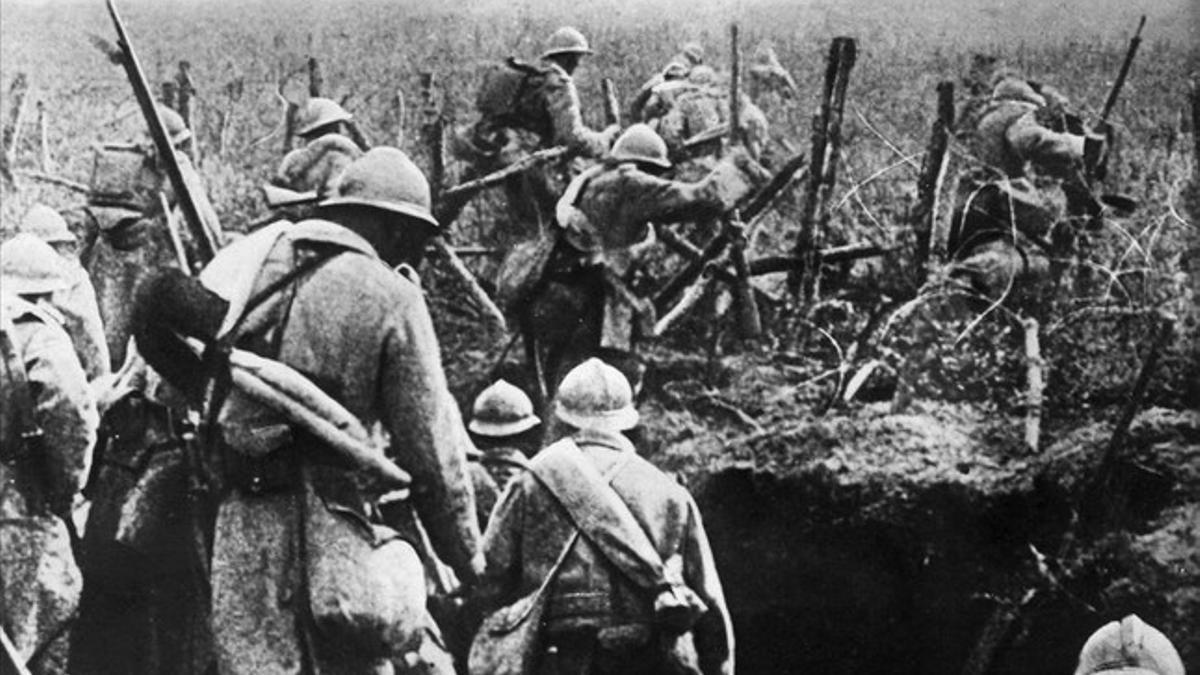 Soldados franceses salen de su trinchera durante la batalla de Verdún en 1916.