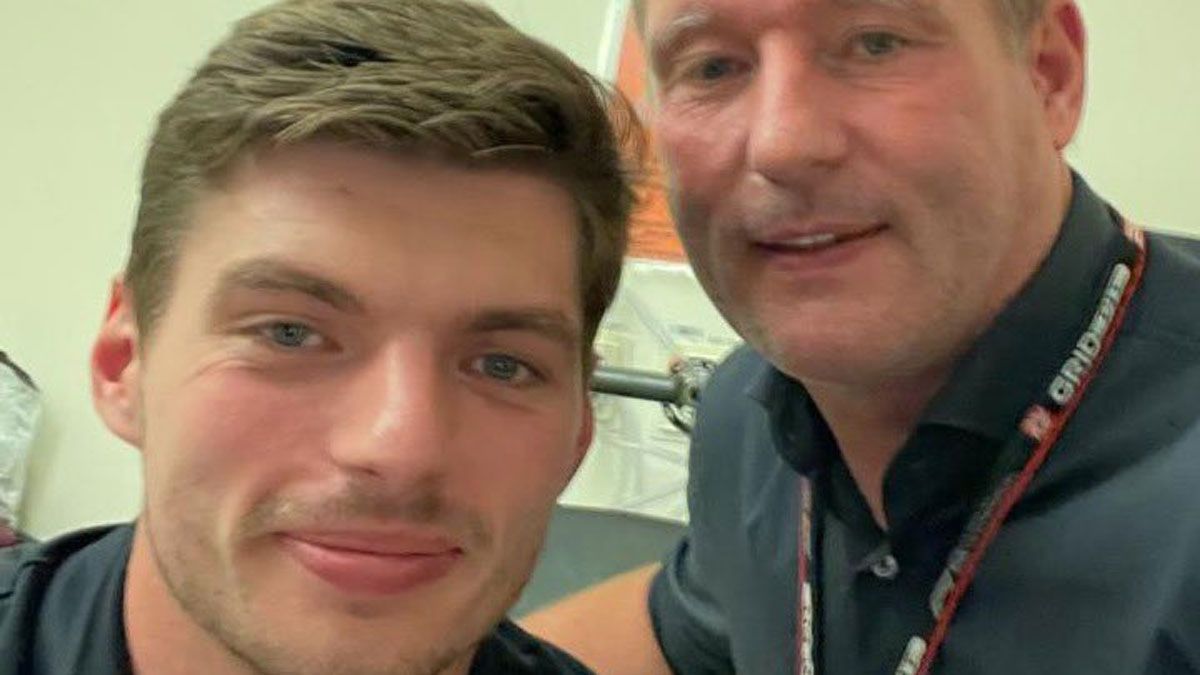 Max Verstappen y su padre Jos tras abandonar el hospital de Silverstone