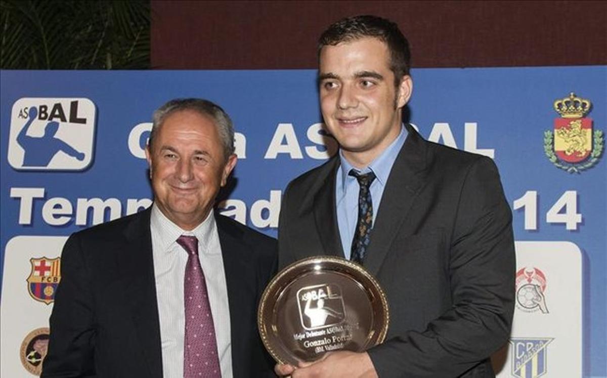 Aragonés, a la izquierda, durante un acto de la ASOBAL