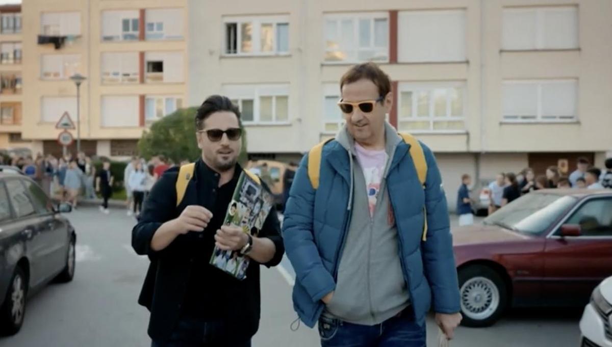 David Bustamante, en el 'Camino a casa' con Albert Espinosa, en San Vicente de la Barquera