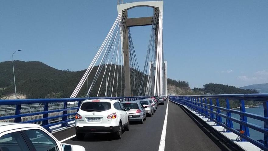 Retenciones en el puente de Rande, ayer. // FdV