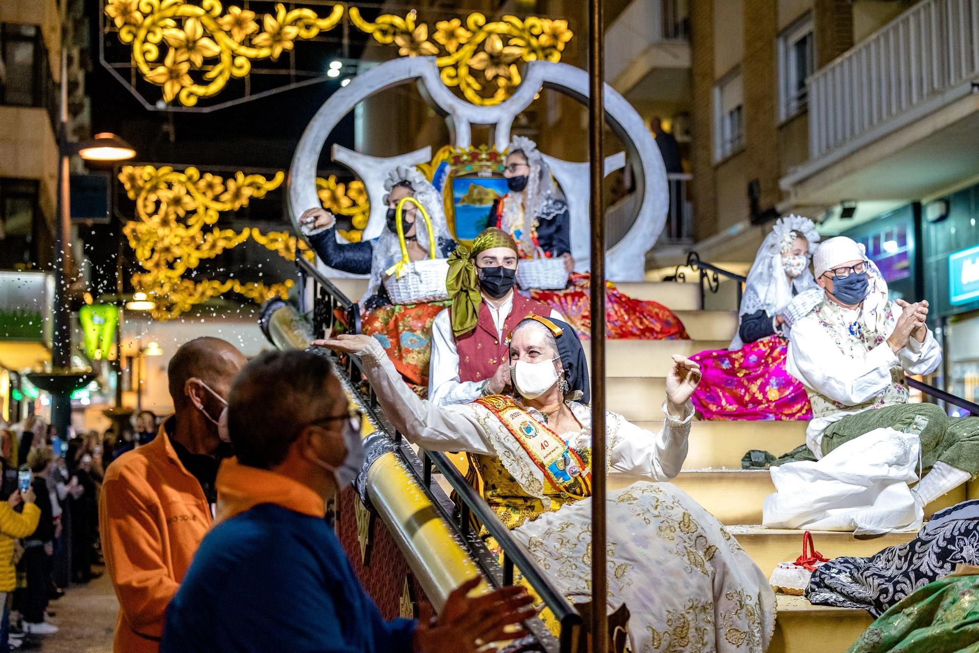 El desfile de carrozas y  el castillo de fuegos artificiales cierran las Fiestas de Benidorm