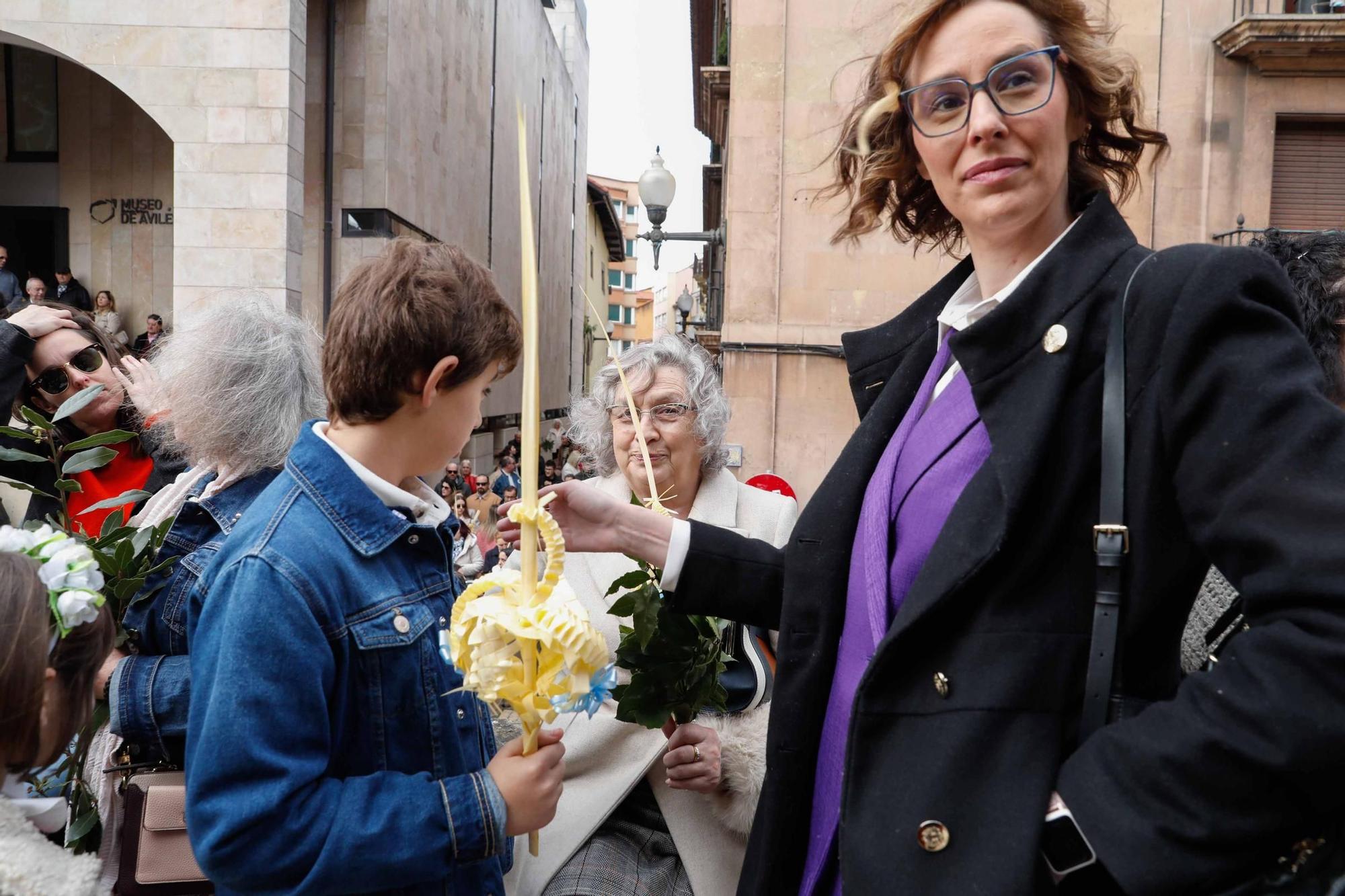 Multitudinaria bendición de ramos y procesión de La Borriquilla en Avilés