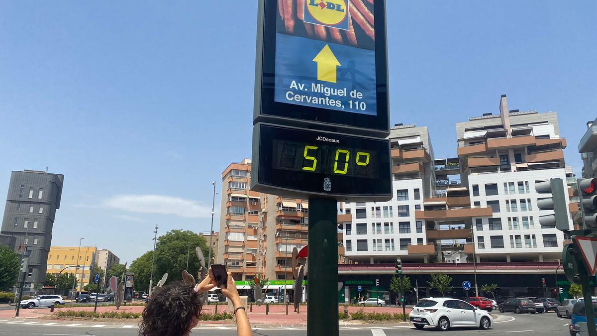 Uno de los termómetros de Murcia marcando 50 grados.