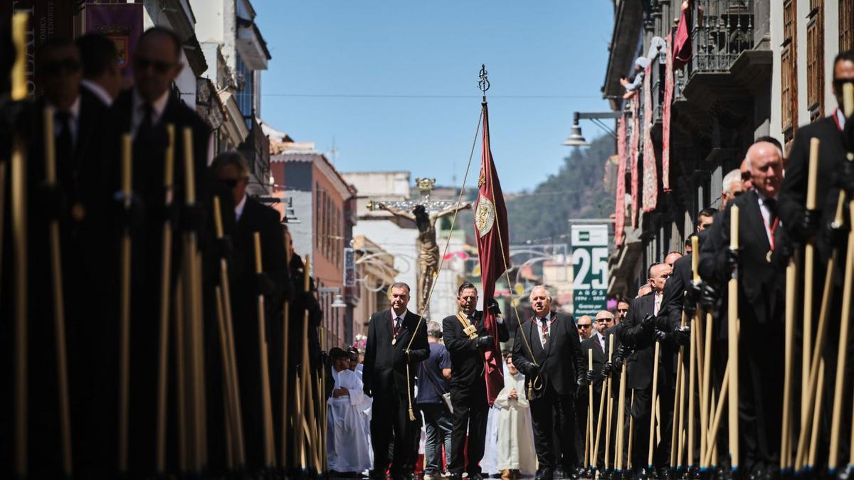 La Esclavitud del Cristo de La Laguna durante una procesión por el casco histórico.