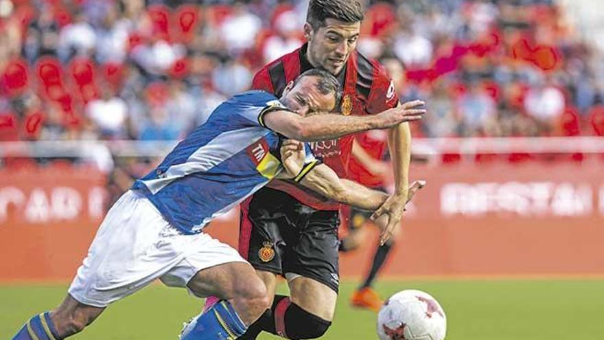 Bonilla, que entró enla segunda parte, disputa el balón con Chechu, autor del gol del Hércules.