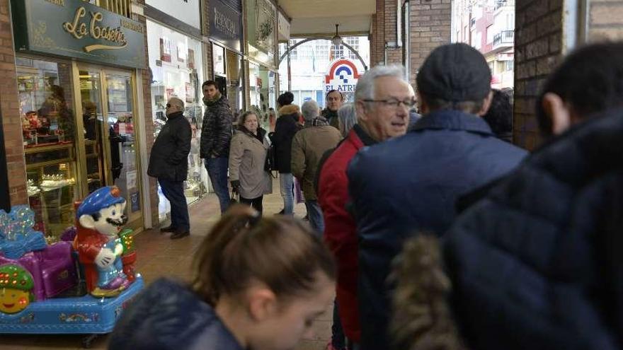 Grandes colas para adquirir un roscón de Reyes