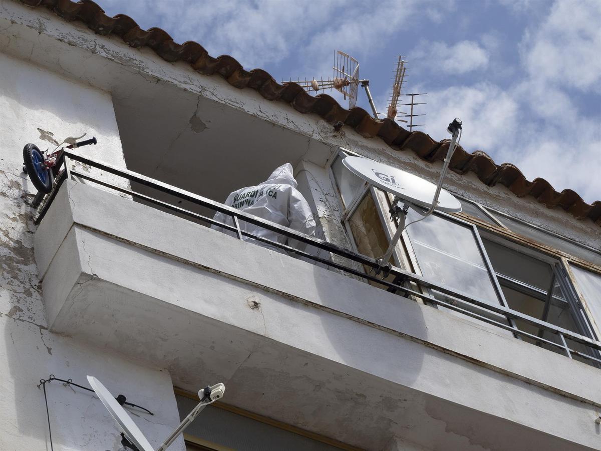 Agentes de la policía científica en el domicilio de Tarancón en el que Ouardia fue asesinada. Tenía 43 años y tres hijos.