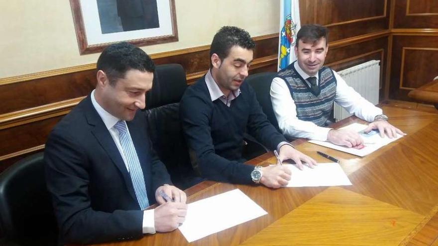 Sousa, López y Fernández durante la firma del convenio, ayer, en el salón de plenos de Rodeiro.