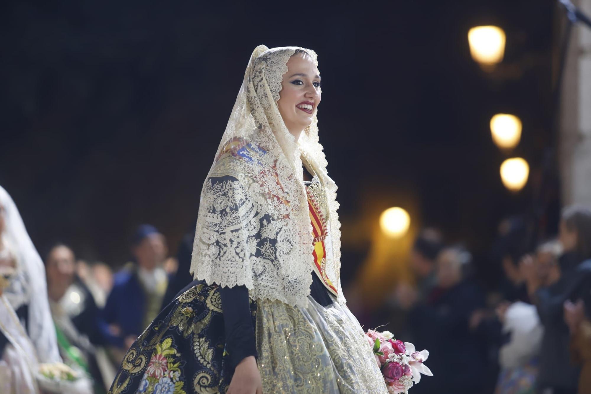 Laura Mengó y su corte coronan la ofrenda a la Virgen