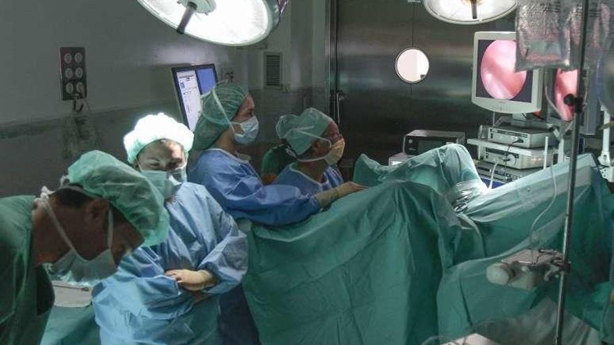 Personal médico de un hospital gallego durante una operación.