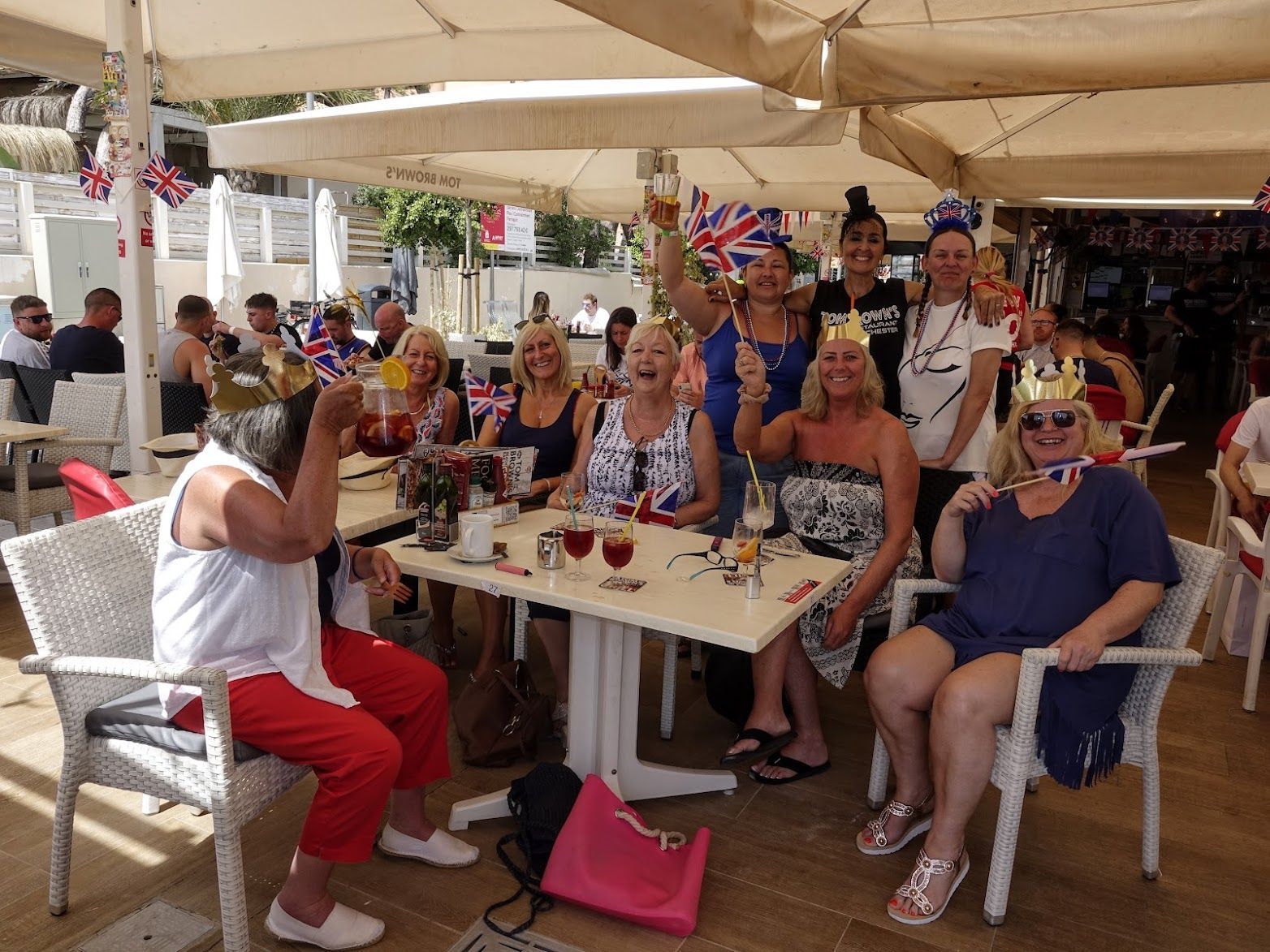 So ausgelassen hat die Briten-Hochburg Magaluf auf Mallorca bei der Krönungsfeier mitgefiebert