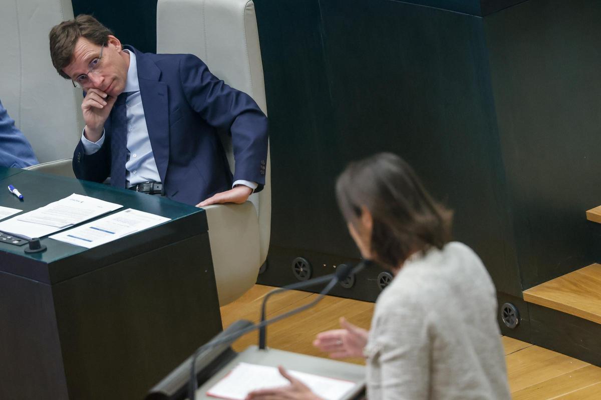 Almeida y Maroto durante uno de los pasados Plenos municipales.