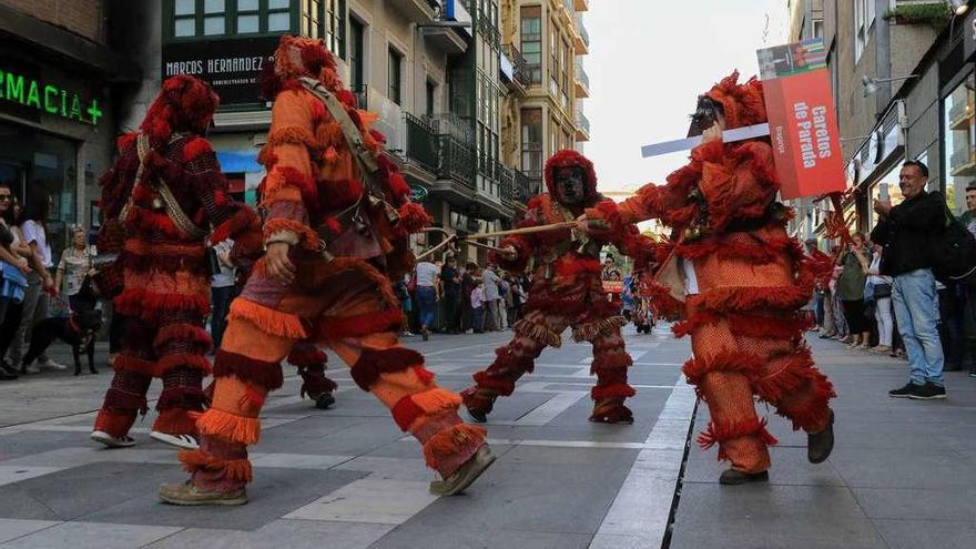 Caretos de Parada durante el pasacalles del Festival de la Máscara en Zamora.